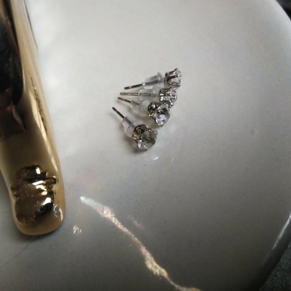 2 pairs of small fashion studs - Picture 2 of 4